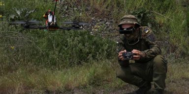 Βίντεο: Ουκρανός στρατιώτης σπεύδει να παραδοθεί στους Ρώσους και οι δικοί του επιχειρούν να τον σκοτώνουν με drone!