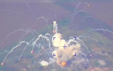 Κριμαία: Η ουκρανική Πολεμική Αεροπορία ανακοίνωσε ότι βομβάρδισε ρωσική αποθήκη πυρομαχικών [vid]