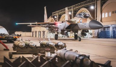 Беспрецедентное нападение Израиля на Ирак: израильские истребители F-15 уничтожают базу ПМФ иракской армии – ничего не осталось... (видео)