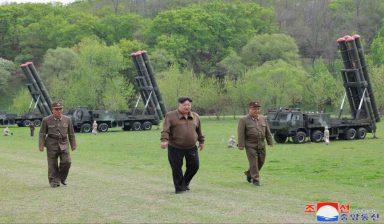 Βόρεια Κορέα: Ο Κιμ Γιονγκ Ουν επέβλεψε άσκηση «πυρηνικής αντεπίθεσης» - Ομοβροντίες πυραύλων
