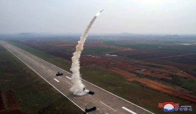H Βόρεια Κορέα παρουσιάζει τα νέα της όπλα: Δοκιμαστική εκτόξευση κεφαλής στρατηγικού πυραύλου cruise και νέου αντιαεροπορικού πυραύλου (vid)