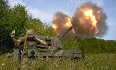 Sky News: Η Ρωσία παράγει βλήματα πυροβολικού τρεις φορές πιο γρήγορα από τo NATO