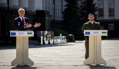Επίσκεψη «έκπληξη» Στόλτενμπεργκ στο Κίεβο – «Υπόσχεται» περισσότερα όπλα στον Ζελένσκι