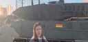 Ταπείνωση: Γερμανίδα δημοσιογράφος δείχνει Leopard με γερμανική σημαία μέσα στην Μόσχα! (vid)