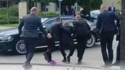 Χαροπαλεύει ο «φιλορώσος» Σλοβάκος πρωθυπουργός: Δέχτηκε 5 σφαίρες από τον εκτελεστή του - Δείτε τη στιγμή των πυροβολισμών (vid)
