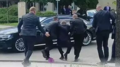 Χαροπαλεύει ο «φιλορώσος» Σλοβάκος πρωθυπουργός: Δέχτηκε 5 σφαίρες από τον εκτελεστή του – Δείτε τη στιγμή των πυροβολισμών (vid)