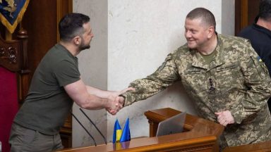 Ο Ζελένσκι απέλυσε επίσημα τον πρώην Αρχηγό των ουκρανικών Ε.Δ Β.Ζαλούζνι