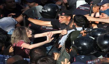 Υπό πολιορκία το Κοινοβούλιο στην Αρμενία: Εξέγερση μετά τη δήλωση Πασινιάν για έξοδο της χώρας από τον CSTO