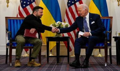 Ουκρανία: Εξασφάλισε δάνειο μαμούθ 50 δισ. δολαρίων και «πρωτοφανή» συμφωνία ασφαλείας με τις ΗΠΑ