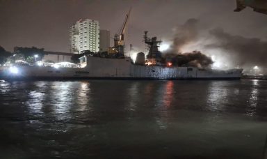 Στις φλόγες η φρεγάτα INS Brahmaputra του Πολεμικού Ναυτικού της Ινδίας – Αγνοείται ένας ναύτης [vid]